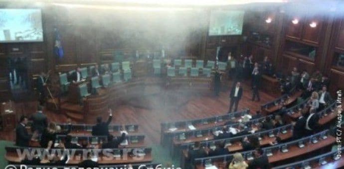 Ponovo suzavac u kosovskom parlamentu Ponovo suzavac u kosovskom parlamentu