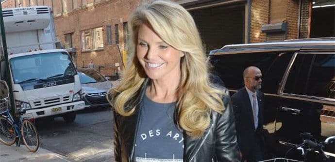 Ona gazi sedmu deceniju, a izgleda tako da se tinejdžerke postide Ona gazi sedmu deceniju, a izgleda tako da se tinejdžerke postide