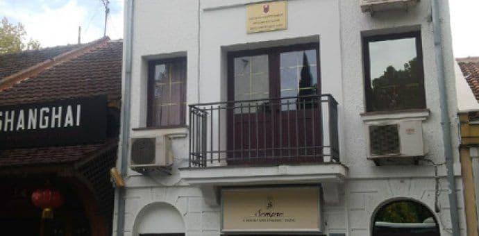 Na zgradu ambasade Albanije bačene kamenice Na zgradu ambasade Albanije bačene kamenice