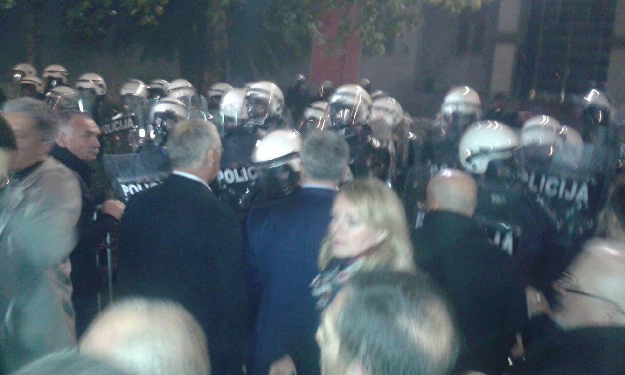 Radunović: Dajemo vam još deset minuta, nećemo moći da kontrolišemo masu Radunović: Dajemo vam još deset minuta, nećemo moći da kontrolišemo masu