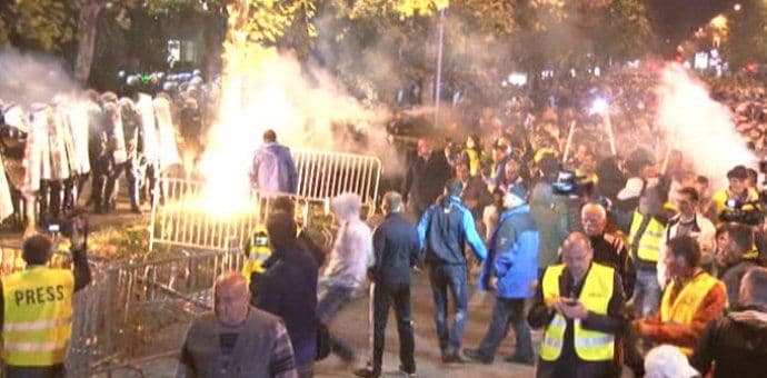 Novinarka CdM-a lakše povrijeđena, demonstranti napali glavnog urednika i reportere Pobjede Novinarka CdM-a lakše povrijeđena, demonstranti napali glavnog urednika i reportere Pobjede