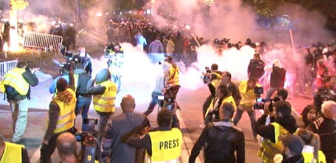 Kako je počeo napad demonstranata na policiju (FOTO) (VIDEO) Kako je počeo napad demonstranata na policiju (FOTO) (VIDEO)