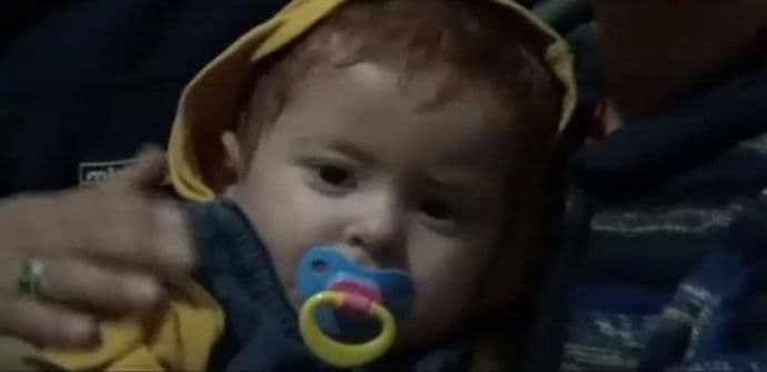 Ribari spasli smrti bebu iz Sirije (VIDEO) Ribari spasli smrti bebu iz Sirije (VIDEO)