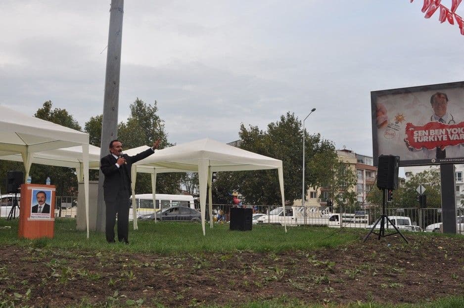 Turski političar održao miting pred jednom osobom (FOTO) Turski političar održao miting pred jednom osobom (FOTO)
