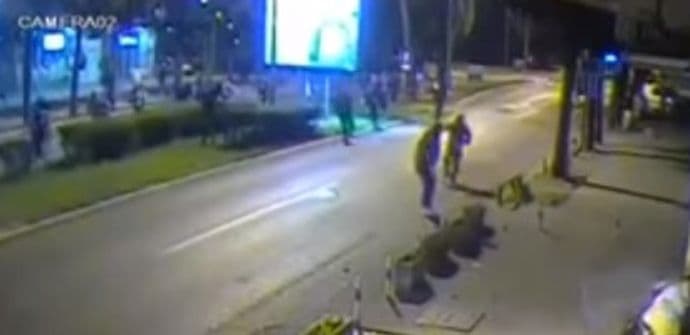 VIDEO: Brutalni napad demonstranata na policiju u centru Podgorice VIDEO: Brutalni napad demonstranata na policiju u centru Podgorice