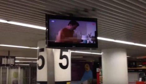 Na aerodromu greškom pušten porno-film  Na aerodromu greškom pušten porno-film