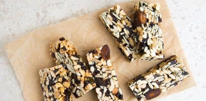 Energetske pločice sa suvim šljivama i zobenim pahuljicama Energetske pločice sa suvim šljivama i zobenim pahuljicama