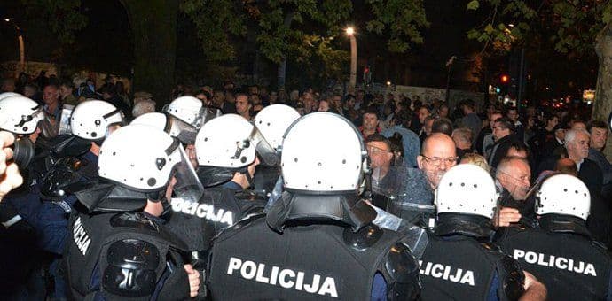 UP: Redari na protestima morali su da izdvoje i policiji predaju maskirane osobe UP: Redari na protestima morali su da izdvoje i policiji predaju maskirane osobe