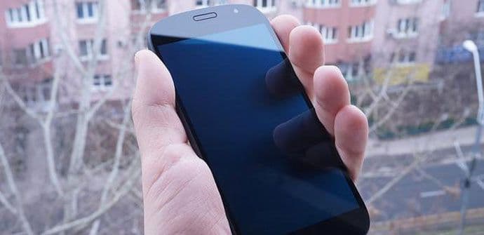 Medvedev poklonio Vučiću ruski smartfon Medvedev poklonio Vučiću ruski smartfon