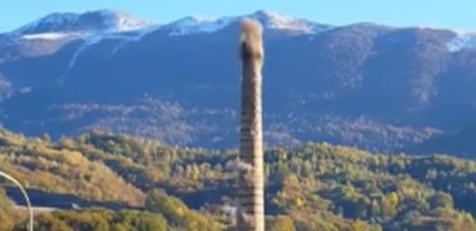 Srušen posljedni simbol mojkovačke industrije (VIDEO) Srušen posljedni simbol mojkovačke industrije (VIDEO)