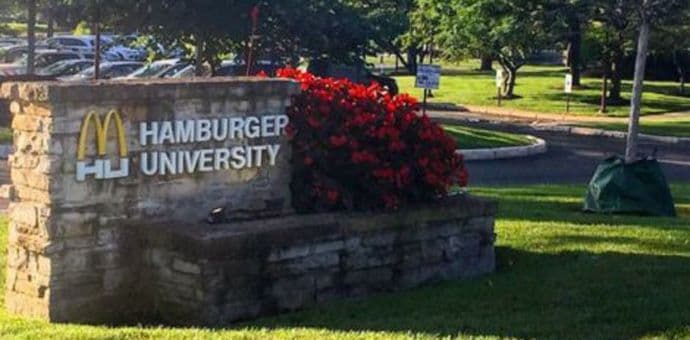 Mekdonaldsov Hamburger univerzitet je teže upisati od Oksforda i Kembidža Mekdonaldsov Hamburger univerzitet je teže upisati od Oksforda i Kembidža