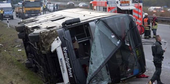 NJEMAČKA: Prevrnuo se autobus pun djece, poginuo dječak NJEMAČKA: Prevrnuo se autobus pun djece, poginuo dječak