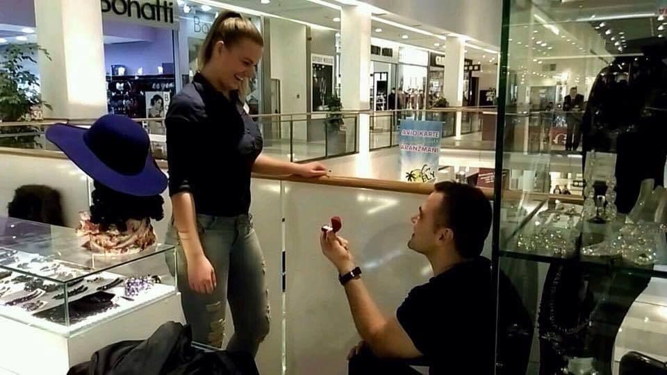 Drhtavim glasom izgovorila „DA“ u punoj Delti!  Drhtavim glasom izgovorila „DA“ u punoj Delti!