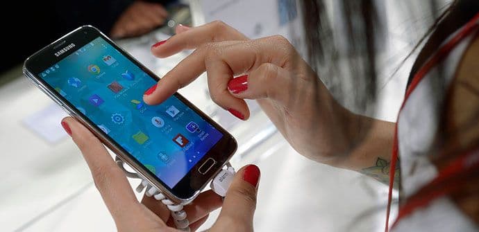 Pet sati dnevno provodimo gledajući u smartfon Pet sati dnevno provodimo gledajući u smartfon