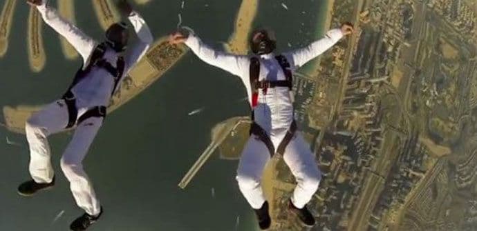 Njima "obično" skakanje iz aviona nije dovoljno uzbudljivo (VIDEO) Njima "obično" skakanje iz aviona nije dovoljno uzbudljivo (VIDEO)