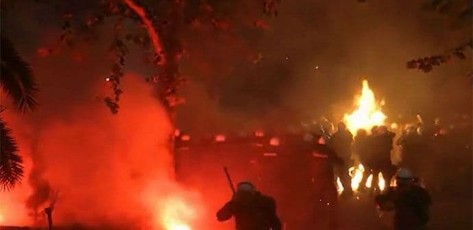 Molotovljevim koktelima na policiju, gas maske i spasavanje poslanice Kalezić (VIDEO) Molotovljevim koktelima na policiju, gas maske i spasavanje poslanice Kalezić (VIDEO)