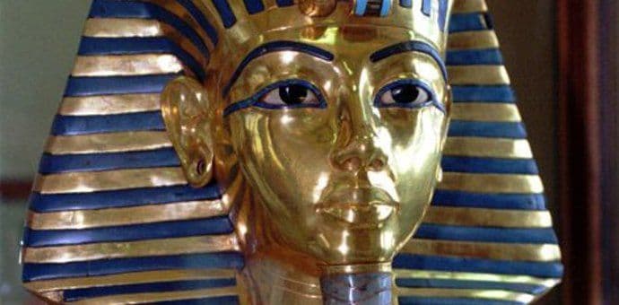 „Uradi sam“ popravka Tutankamonove maske zadaje glavobolje restauratorima „Uradi sam“ popravka Tutankamonove maske zadaje glavobolje restauratorima