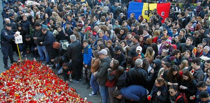 RUMUNIJA: Privedeni vlasnici noćnog kluba u kojem je poginula 31 osoba RUMUNIJA: Privedeni vlasnici noćnog kluba u kojem je poginula 31 osoba