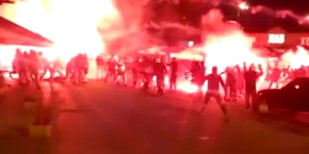 Atina: Grci zapalili taksi sa simpatizerima Dinama, uhapšeni navijači Zvezde (VIDEO) Atina: Grci zapalili taksi sa simpatizerima Dinama, uhapšeni navijači Zvezde (VIDEO)