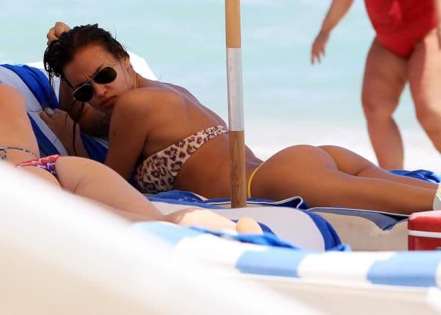 Pogledajte šta je Bredli Kuper uradio Irini Šajk na plaži Pogledajte šta je Bredli Kuper uradio Irini Šajk na plaži