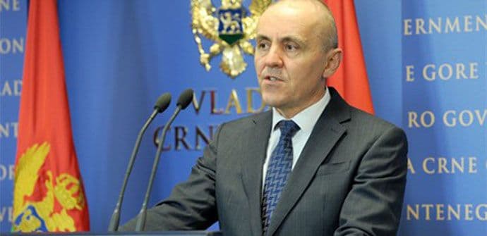 Ukidaju se naknade za upravne odbore, komisije, savjete i radna tijela Ukidaju se naknade za upravne odbore, komisije, savjete i radna tijela