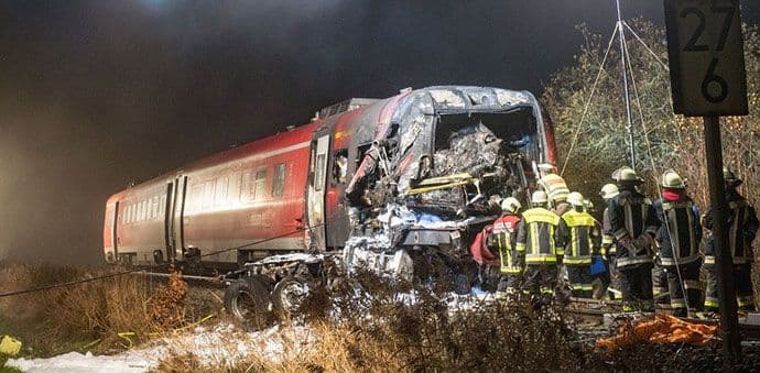 Njemačka: Voz udario u vojni kamion, poginula najmanje jedna osoba (VIDEO) Njemačka: Voz udario u vojni kamion, poginula najmanje jedna osoba (VIDEO)