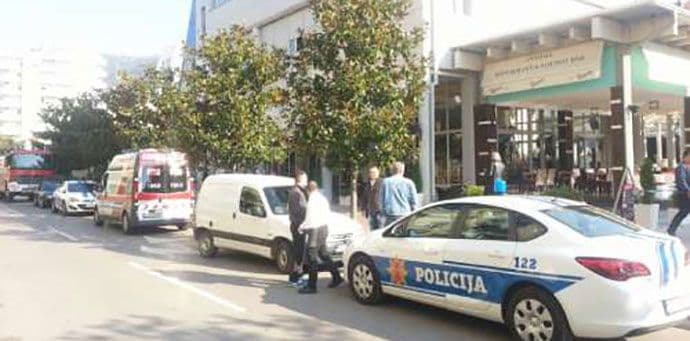 Tivat: Evakuisani Trg Magnolija i zgrada Opštine zbog dojave o bombi Tivat: Evakuisani Trg Magnolija i zgrada Opštine zbog dojave o bombi