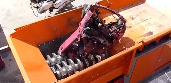 Mašina koja „jede“ automobile (VIDEO) Mašina koja „jede“ automobile (VIDEO)