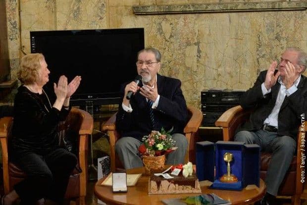 Zlatni mikrofon Cunetu Gojkoviću za sedam decenija karijere Zlatni mikrofon Cunetu Gojkoviću za sedam decenija karijere