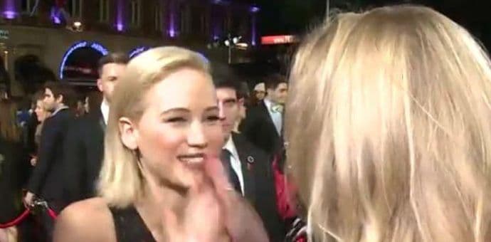 Pogledajte slučajni poljubac dvije glumice Pogledajte slučajni poljubac dvije glumice