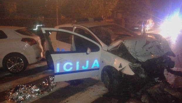 Sudar policije i dva automobila, povrijeđeno pet osoba Sudar policije i dva automobila, povrijeđeno pet osoba