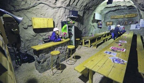 Kafić na 400 metara ispod zemlje Kafić na 400 metara ispod zemlje