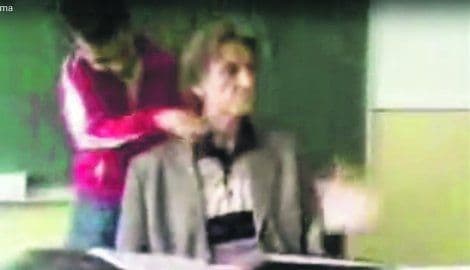 ISPOVIJEST NASTAVNIKA KOGA NA ČASU "KOLJU": Nemoćan sam, učenici samo što me ne biju ISPOVIJEST NASTAVNIKA KOGA NA ČASU "KOLJU": Nemoćan sam, učenici samo što me ne biju