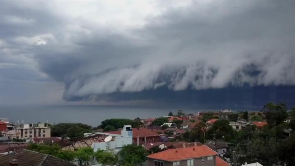Sidnej: Zapanjujući "cunami" oblak oduševio posmatrače (VIDEO) Sidnej: Zapanjujući "cunami" oblak oduševio posmatrače (VIDEO)
