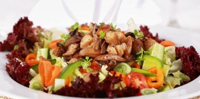 Salata sa mariniranim bukovačama i chia sjemenkama Salata sa mariniranim bukovačama i chia sjemenkama