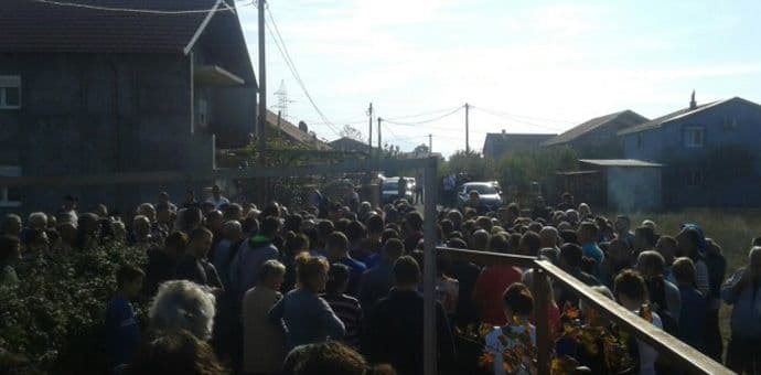 U Zagoriču se policija i sudski izvršitelji povukli pred građanima U Zagoriču se policija i sudski izvršitelji povukli pred građanima