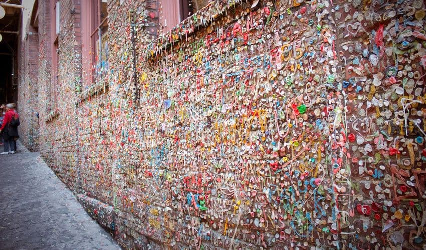 Stanovnici Sijetla se opraštaju od zida miliona žvakaćih guma Stanovnici Sijetla se opraštaju od zida miliona žvakaćih guma