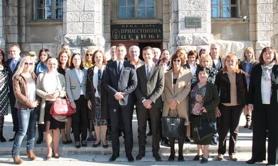 Cetinje: Prosvjetarima uručeni ključevi stanova Cetinje: Prosvjetarima uručeni ključevi stanova