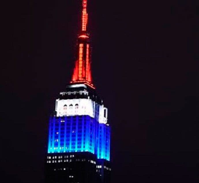 Njujorški neboder svijetli u bojama francuske zastave Njujorški neboder svijetli u bojama francuske zastave