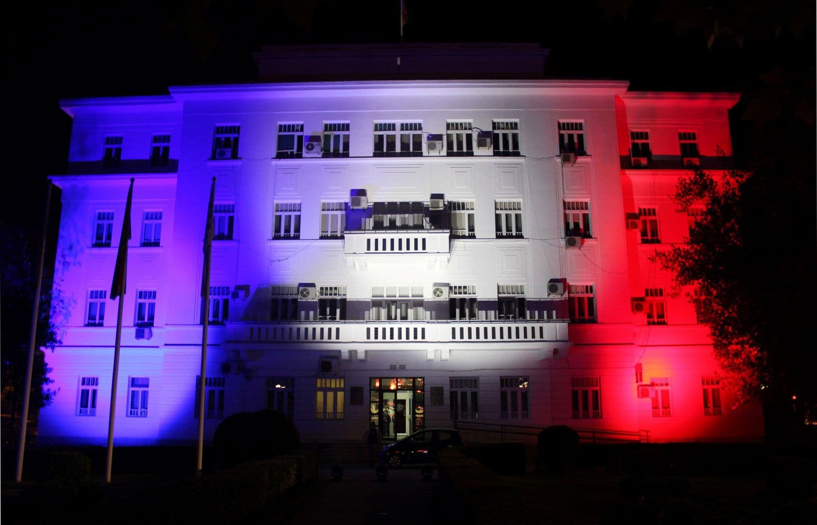 SOLIDARNOST: Podgorica i Cetinje večeras u bojama francuske zastave (FOTO) SOLIDARNOST: Podgorica i Cetinje večeras u bojama francuske zastave (FOTO)