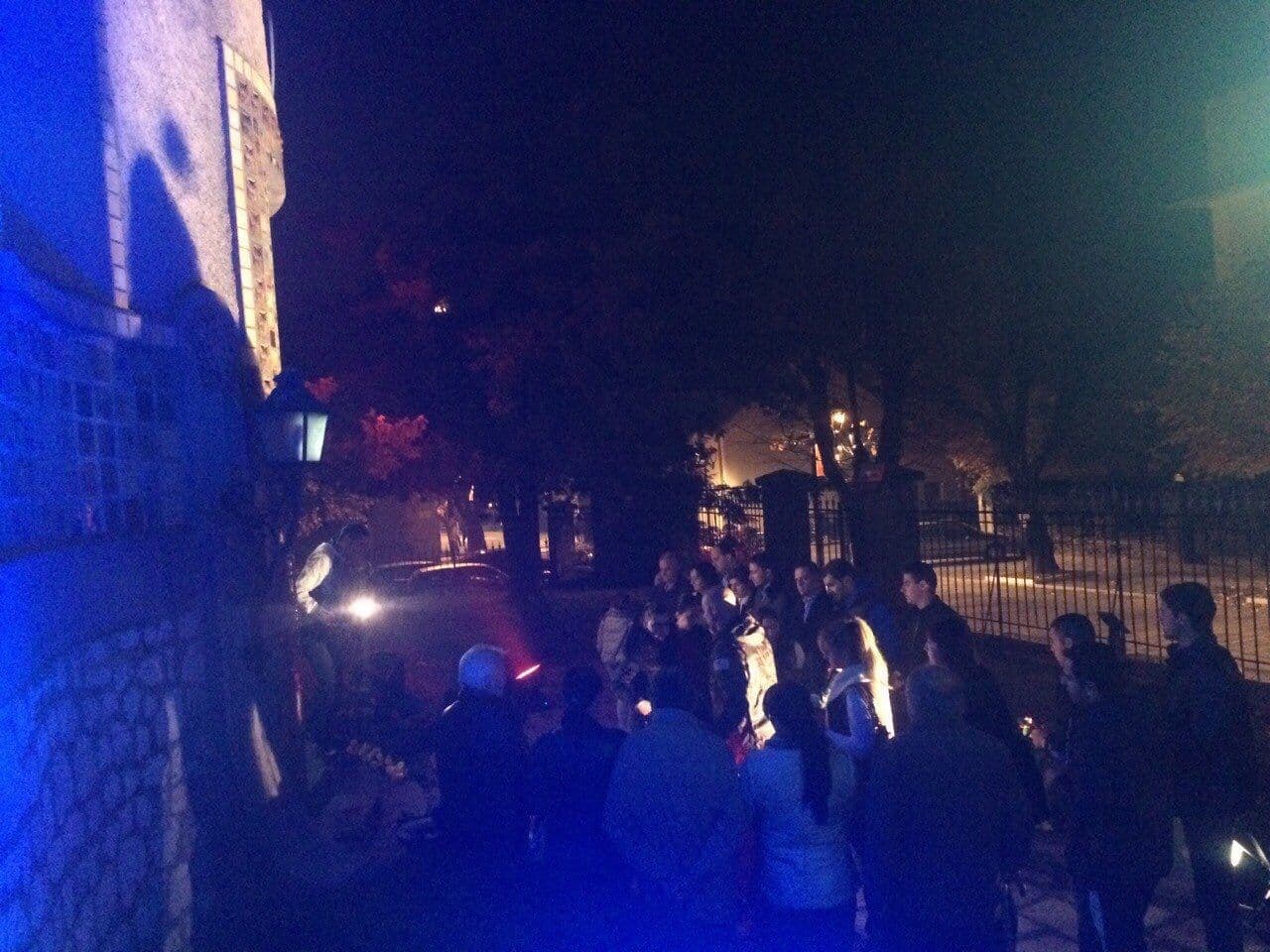 CETINJE: Predstavnici lokalne uprave položili vijence i zapalili svijeće ispred nekadašnjeg Francuskog poslanstva CETINJE: Predstavnici lokalne uprave položili vijence i zapalili svijeće ispred nekadašnjeg Francuskog poslanstva