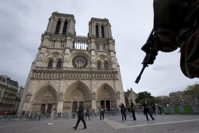 Doček Nove godine u Parizu bez vatrometa Doček Nove godine u Parizu bez vatrometa