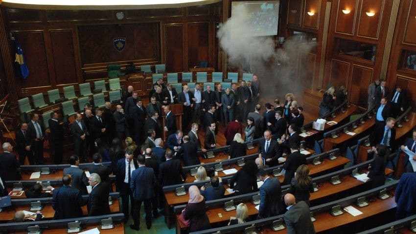 U sali Skupštine Kosova fizički sukob, ponovo bačen suzavac U sali Skupštine Kosova fizički sukob, ponovo bačen suzavac