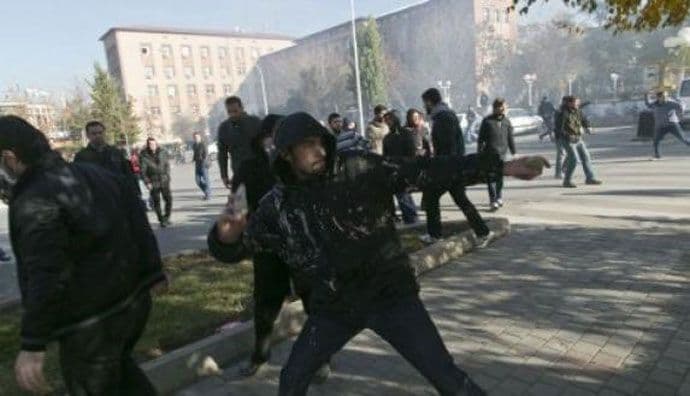 Haos u Prištini: Povrijeđeno šest policajaca Haos u Prištini: Povrijeđeno šest policajaca