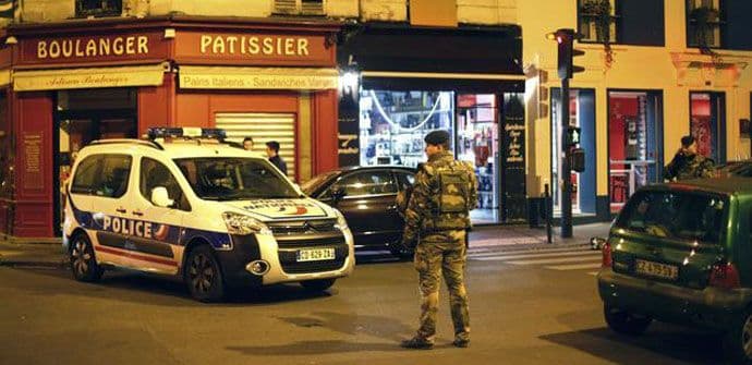 Pariz: Štitom zaustavio 17 metaka (FOTO) Pariz: Štitom zaustavio 17 metaka (FOTO)