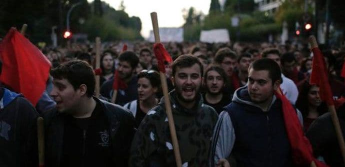 Kamenice i Molotovljevi kokteli na protestu u Atini Kamenice i Molotovljevi kokteli na protestu u Atini