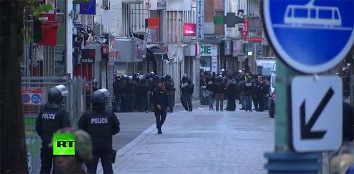 PARIZ: U toku hapšenje glavnog teroriste, ima mrtvih i ranjenih (VIDEO) PARIZ: U toku hapšenje glavnog teroriste, ima mrtvih i ranjenih (VIDEO)