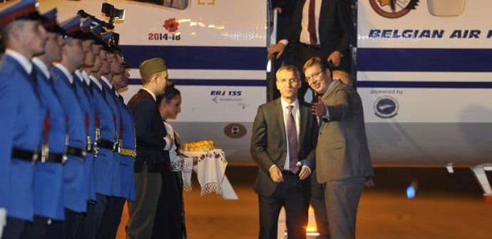 Vučić uz pogaču i so dočekao prvog čovjeka NATO-a Vučić uz pogaču i so dočekao prvog čovjeka NATO-a