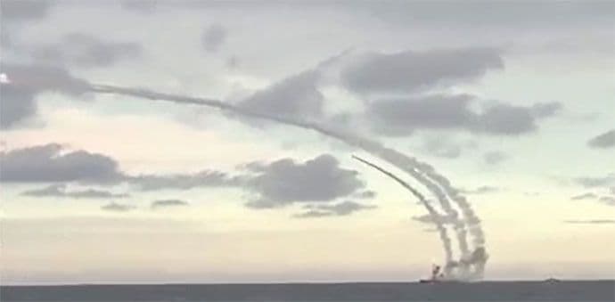 VIDEO: Rusi zasuli Islamsku državu sa 18 krstarećih raketa VIDEO: Rusi zasuli Islamsku državu sa 18 krstarećih raketa