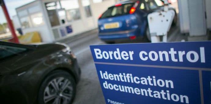 Uvodi se kontrola na granicama i za državljane zemalja EU Uvodi se kontrola na granicama i za državljane zemalja EU